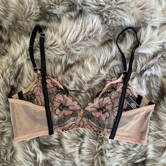 Victoria's Secret Lace Unlined Front Close Plunge Bra and Thong Panty Set - Picture 6 of 14
